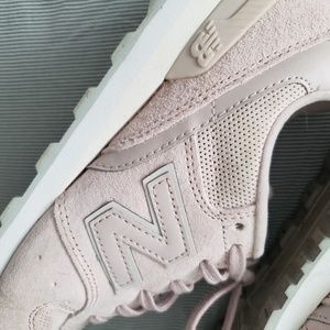 💕 New Balance Blush Suede Sneakers 💕